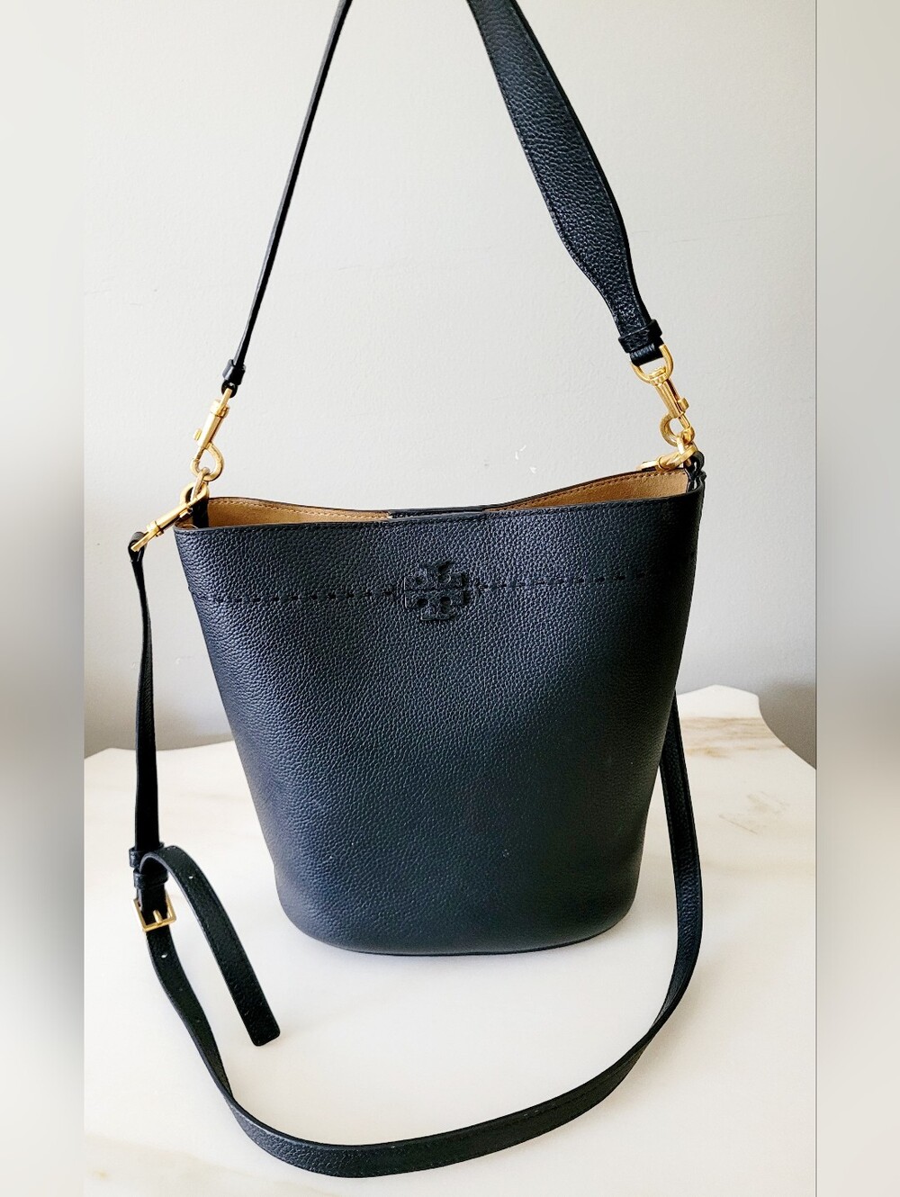 Tory Burch McGraw Black Pebbled Leather Bucket Crossbody/Shoulder Bag - Picture 3 of 16
